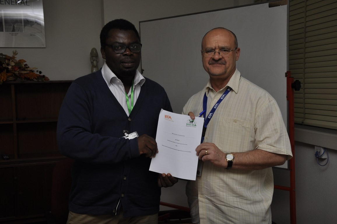 Dr Kenton Dashiell, IITA DDG Partnerships and Capacity Development, and Sulaiimon Arigbabu, HEDA Resource Centre Executive Secretary signs the memorandum of agreement.