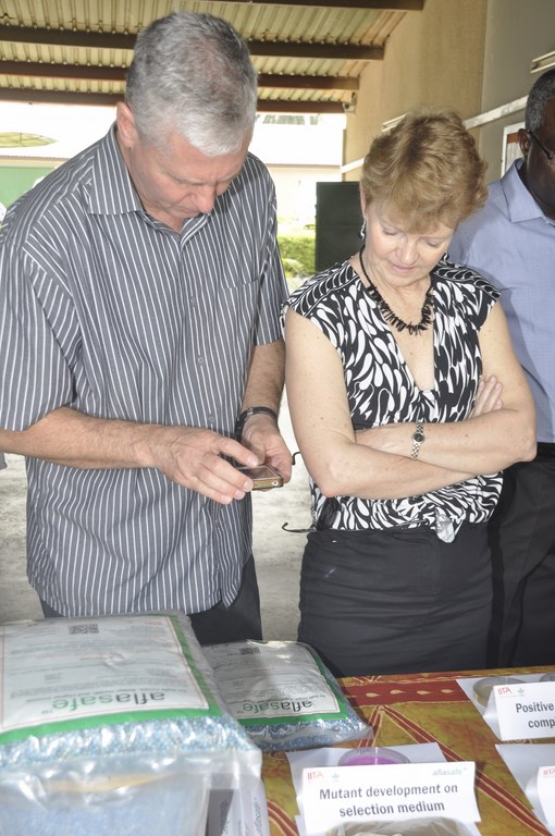 Frank (keft) and Ann Tutwiler, DG of Bioversity International, look at aflasafe samples--IITA’s biological control product for aflatoxin management in maize and groundnut. 