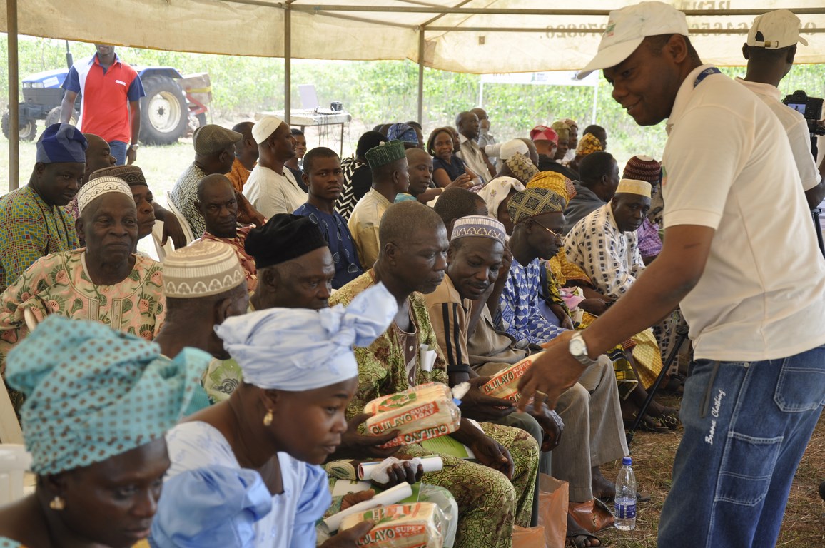 Gregory Nwaoliwe of HQCF Project gives 10% HQCF–wheat bread to participants during the field day. 
