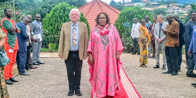 Photo: La ministre de la Recherche Scientifique et de l'Innovation du Cameroun, Dr Madeleine Tchuinte (à droite), reçue par le Directeur Général Adjoint de la recherche pour le développement de l'IITA, Dr Bernard Vanlauwe (à gauche), à la station de l'IITA Cameroun.