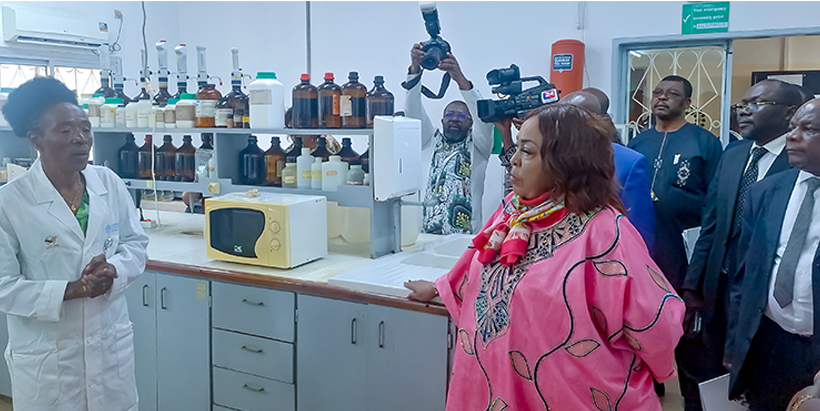 Photo: La ministre a visité le laboratoire d'analyse des sols, de l'eau, des nutriments des plantes et des engrais.