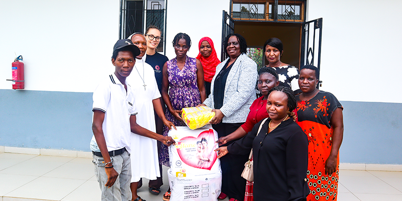 Some of the CGIAR women with beneficiaries and representatives of the Center in Tanzania.