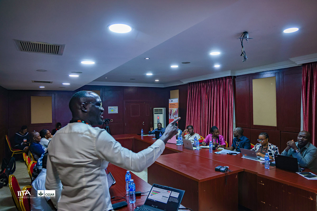 Facilitator explaining the breeding pipeline 