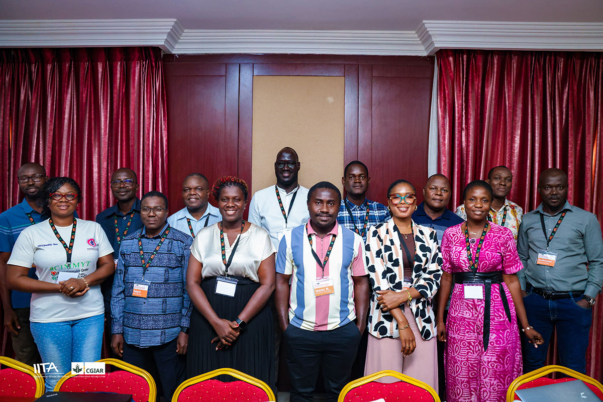 VACS fellows and facilitators pose for a group photograph 