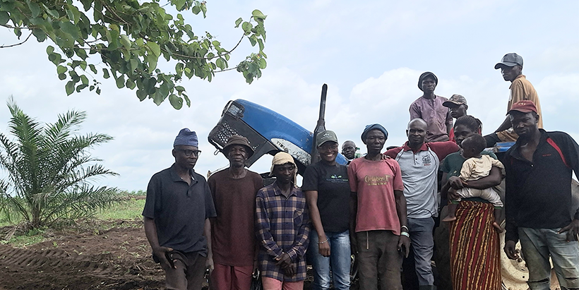 Dajie Odok with farmers at Tafa-tafa Area, Ijaiye Farm Settlement, Akinyele LGA.